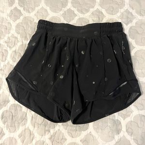 Lululemon LOGO hotty hot 4” Size 4 black shorts